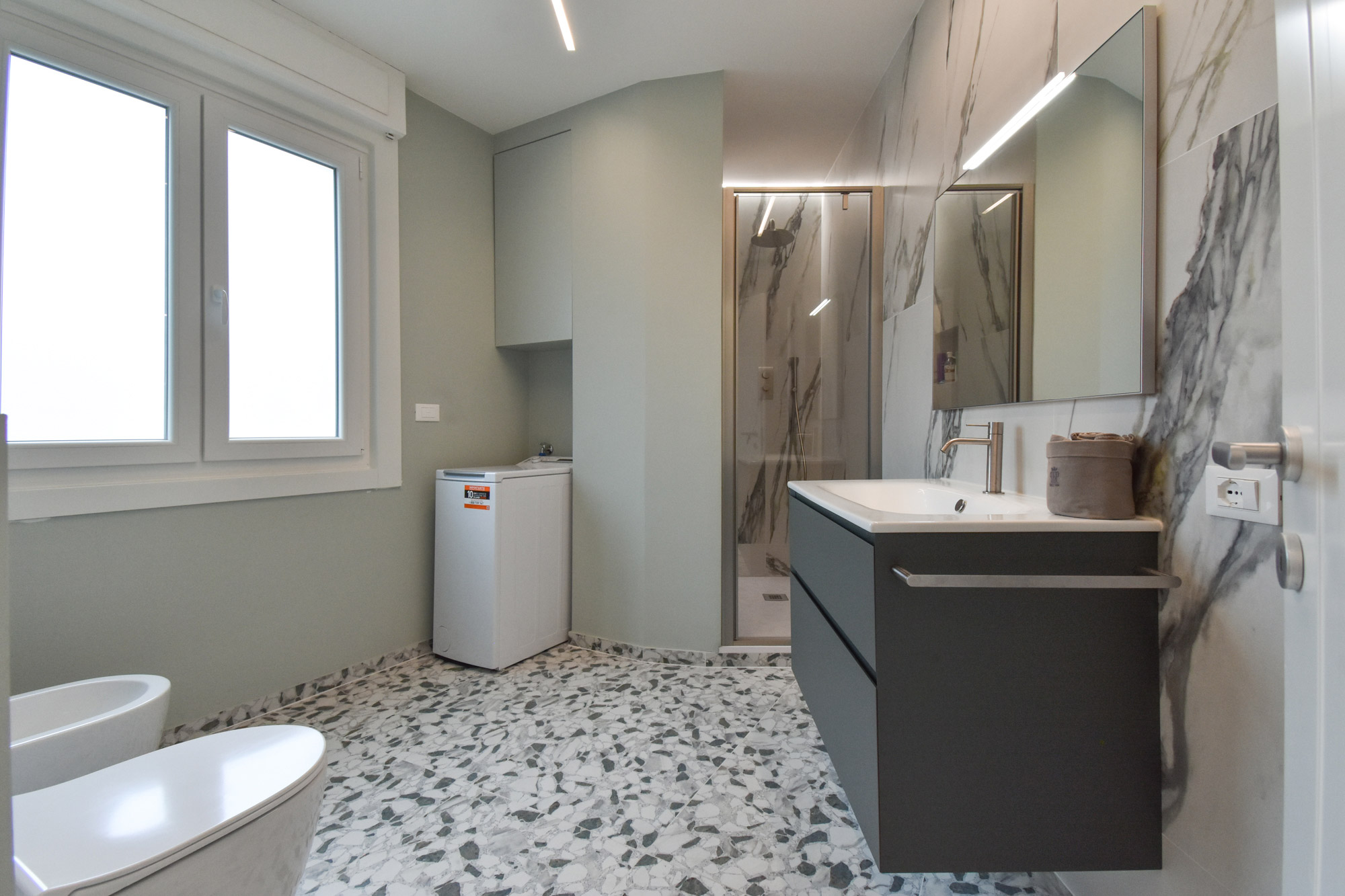 Via Venzone Trieste Cngroup bagno specchio